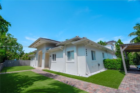 House in Miami, Florida 5 bedrooms, 233.18 sq.m. № 1922550 - photo 19