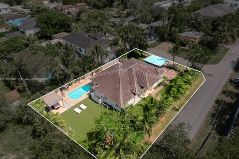 House in Miami, Florida 5 bedrooms, 233.18 sq.m. № 1922550 - photo 2