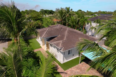 House in Miami, Florida 5 bedrooms, 233.18 sq.m. № 1922550 - photo 1