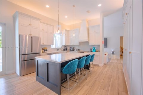 House in Miami, Florida 5 bedrooms, 233.18 sq.m. № 1922550 - photo 11