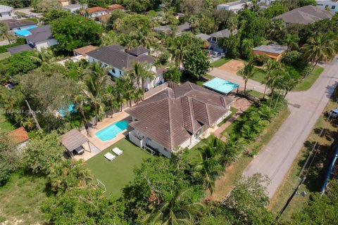 House in Miami, Florida 5 bedrooms, 233.18 sq.m. № 1922550 - photo 3