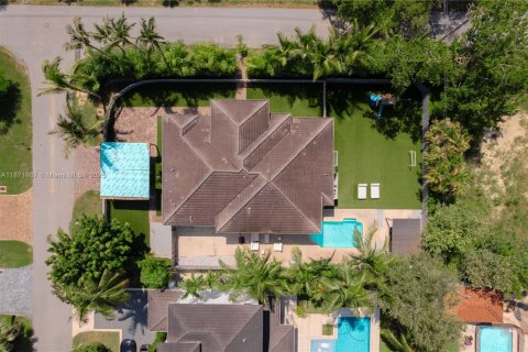 House in Miami, Florida 5 bedrooms, 233.18 sq.m. № 1922550 - photo 5