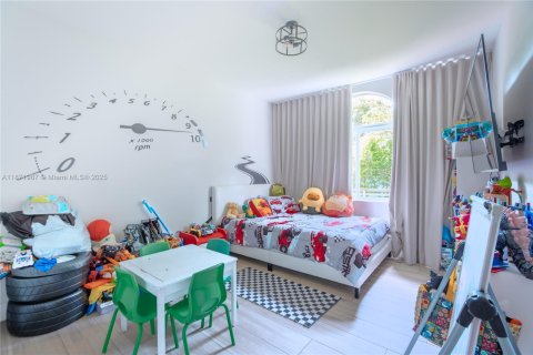 House in Miami, Florida 5 bedrooms, 233.18 sq.m. № 1922550 - photo 14