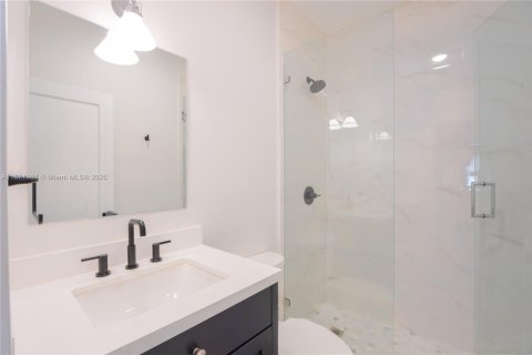 House in Miami, Florida 5 bedrooms, 233.18 sq.m. № 1922550 - photo 13