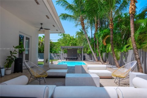House in Miami, Florida 5 bedrooms, 233.18 sq.m. № 1922550 - photo 17