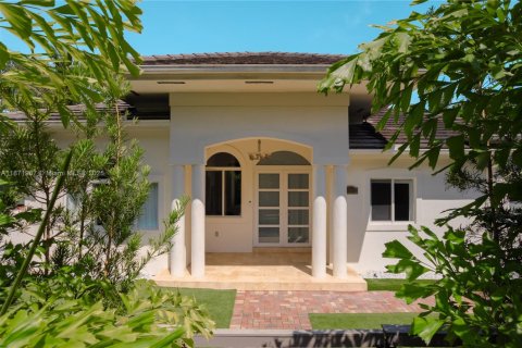 House in Miami, Florida 5 bedrooms, 233.18 sq.m. № 1922550 - photo 6
