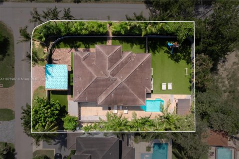House in Miami, Florida 5 bedrooms, 233.18 sq.m. № 1922550 - photo 4
