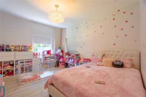 House in Miami, Florida 5 bedrooms, 233.18 sq.m. № 1922550 - photo 15