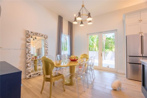 House in Miami, Florida 5 bedrooms, 233.18 sq.m. № 1922550 - photo 12