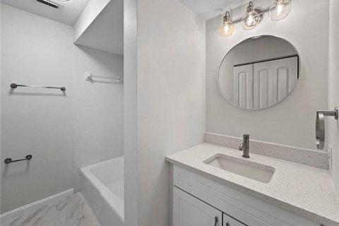 House in Sarasota, Florida 2 bedrooms, 91.42 sq.m. № 1762161 - photo 19