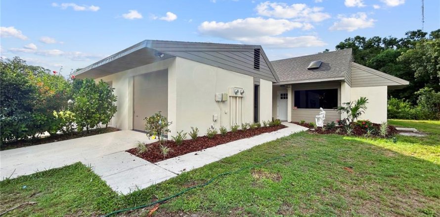 House in Sarasota, Florida 2 bedrooms, 91.42 sq.m. № 1762161