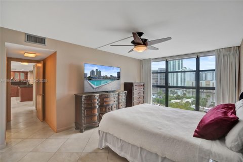 Condo in Hallandale Beach, Florida, 2 bedrooms  № 2004924 - photo 21