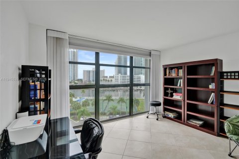 Condo in Hallandale Beach, Florida, 2 bedrooms  № 2004924 - photo 15