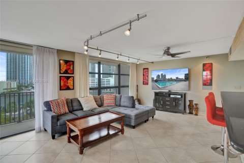 Condo in Hallandale Beach, Florida, 2 bedrooms  № 2004924 - photo 13