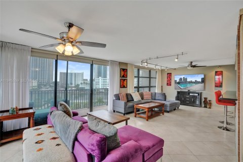Condo in Hallandale Beach, Florida, 2 bedrooms  № 2004924 - photo 9
