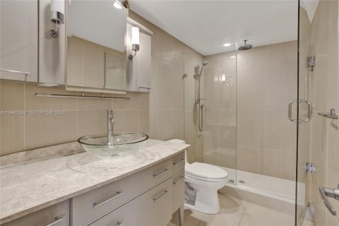 Condo in Hallandale Beach, Florida, 2 bedrooms  № 2004924 - photo 18
