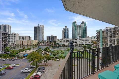 Condo in Hallandale Beach, Florida, 2 bedrooms  № 2004924 - photo 30