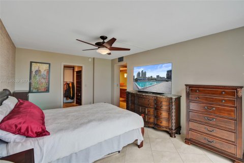 Condo in Hallandale Beach, Florida, 2 bedrooms  № 2004924 - photo 23
