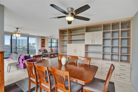 Condo in Hallandale Beach, Florida, 2 bedrooms  № 2004924 - photo 11