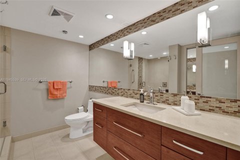Condo in Hallandale Beach, Florida, 2 bedrooms  № 2004924 - photo 25