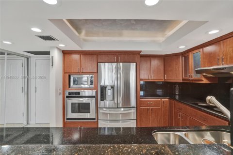 Condo in Hallandale Beach, Florida, 2 bedrooms  № 2004924 - photo 4