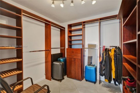 Condo in Hallandale Beach, Florida, 2 bedrooms  № 2004924 - photo 24