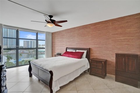 Condo in Hallandale Beach, Florida, 2 bedrooms  № 2004924 - photo 20