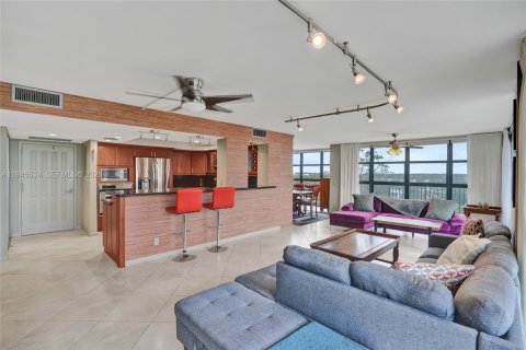 Condo in Hallandale Beach, Florida, 2 bedrooms  № 2004924 - photo 7