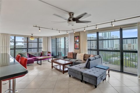 Condo in Hallandale Beach, Florida, 2 bedrooms  № 2004924 - photo 6