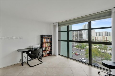 Condo in Hallandale Beach, Florida, 2 bedrooms  № 2004924 - photo 16