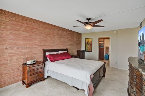 Condo in Hallandale Beach, Florida, 2 bedrooms  № 2004924 - photo 22