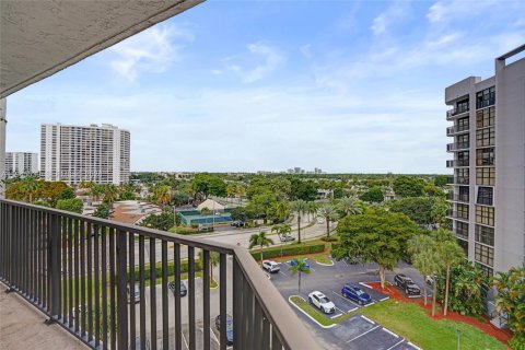 Condo in Hallandale Beach, Florida, 2 bedrooms  № 2004924 - photo 29