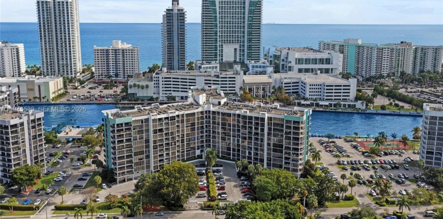 Condo in Hallandale Beach, Florida, 2 bedrooms  № 2004924