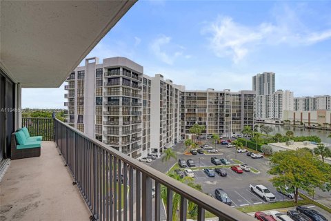 Condo in Hallandale Beach, Florida, 2 bedrooms  № 2004924 - photo 28
