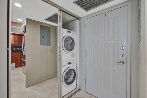 Condo in Hallandale Beach, Florida, 2 bedrooms  № 2004924 - photo 5