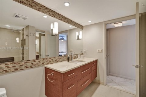 Condo in Hallandale Beach, Florida, 2 bedrooms  № 2004924 - photo 26