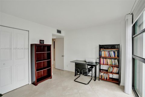 Condo in Hallandale Beach, Florida, 2 bedrooms  № 2004924 - photo 17
