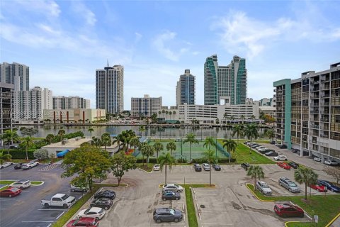 Condo in Hallandale Beach, Florida, 2 bedrooms  № 2004924 - photo 14