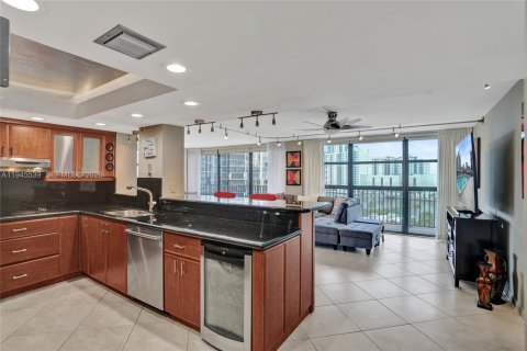 Condo in Hallandale Beach, Florida, 2 bedrooms  № 2004924 - photo 2