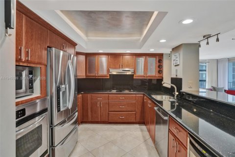 Condo in Hallandale Beach, Florida, 2 bedrooms  № 2004924 - photo 3