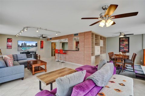 Condo in Hallandale Beach, Florida, 2 bedrooms  № 2004924 - photo 8