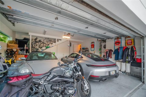 House in Miami, Florida 4 bedrooms, 345.41 sq.m. № 1964464 - photo 30