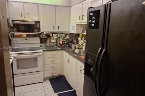 Condo in Pembroke Pines, Florida, 2 bedrooms  № 1958357 - photo 10