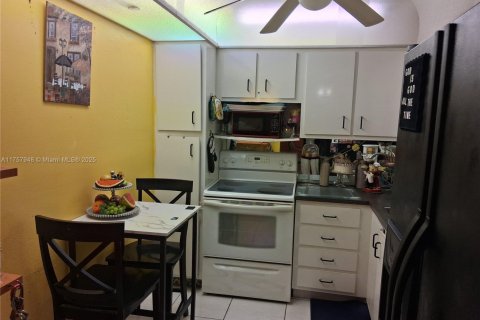 Condo in Pembroke Pines, Florida, 2 bedrooms  № 1958357 - photo 9