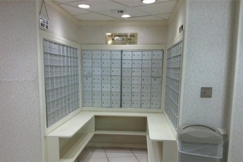 Condo in Pembroke Pines, Florida, 2 bedrooms  № 1958357 - photo 4