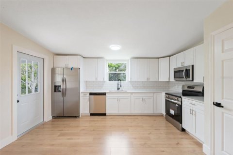 House in Spring Hill, Florida 2 bedrooms, 120.4 sq.m. № 1902307 - photo 5