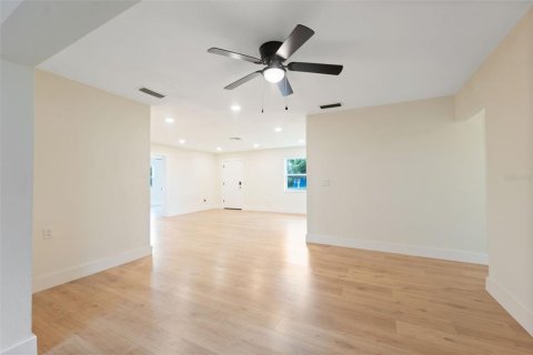 House in Spring Hill, Florida 2 bedrooms, 120.4 sq.m. № 1902307 - photo 8