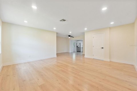 House in Spring Hill, Florida 2 bedrooms, 120.4 sq.m. № 1902307 - photo 4