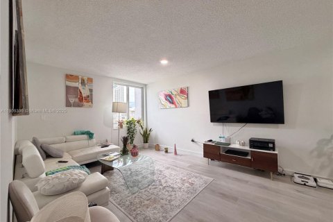 Снять в аренду кондоминиум в Санни-Айлс-Бич, Флорида 1 спальня, 65.96м2, № 1964993 - фото 1