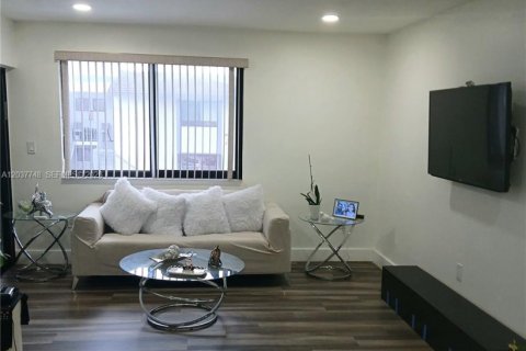Condo in Hialeah, Florida, 2 bedrooms № 2260045 - photo 5